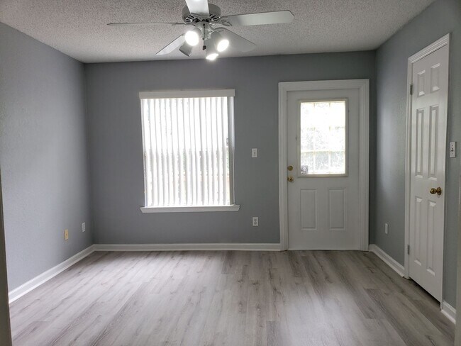 Building Photo - 3 bedroom townhome for rent in NE Tallahassee, wood floors, fenced yard available for a move in r...
