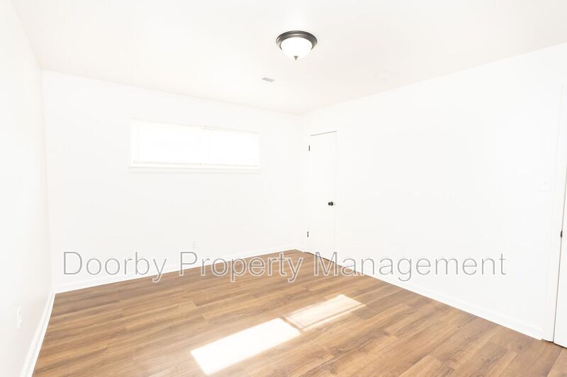 Building Photo - 2011 Milne St