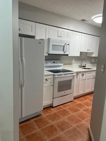 Building Photo - 3704 Excalibur Ct