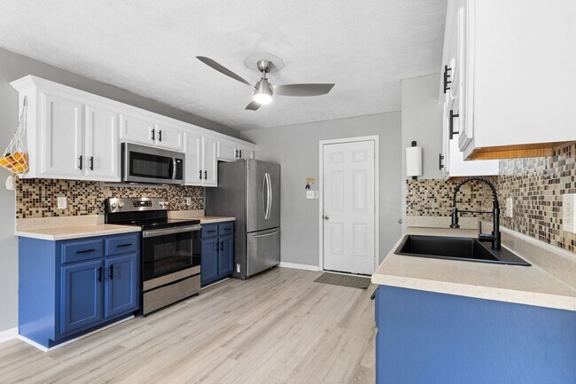 Building Photo - Beautiful Clarksville Home - Great Location!