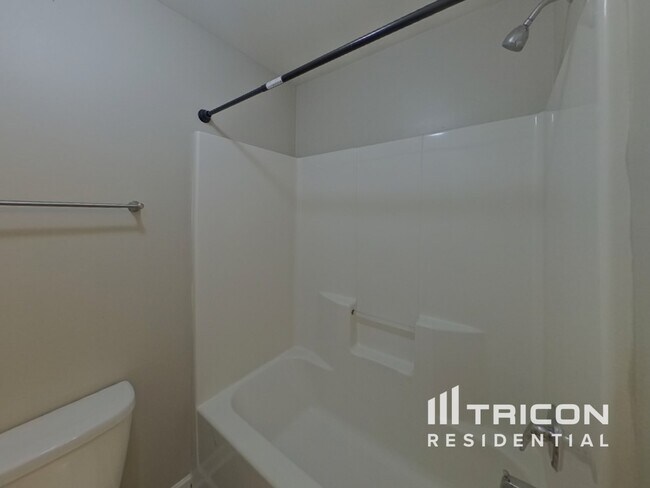 Building Photo - 528 Tulip Ln