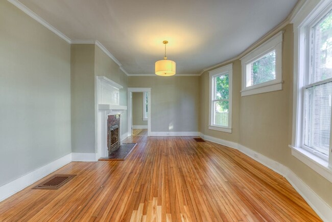 Building Photo - Crosstown home - rent reduced plus 1/2 off...