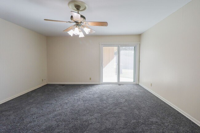 Building Photo - Updated Move In Ready 3-Bedroom Home, Grea...