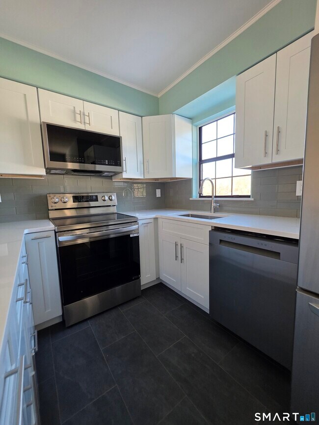 Building Photo - 87 Aspetuck Vlg