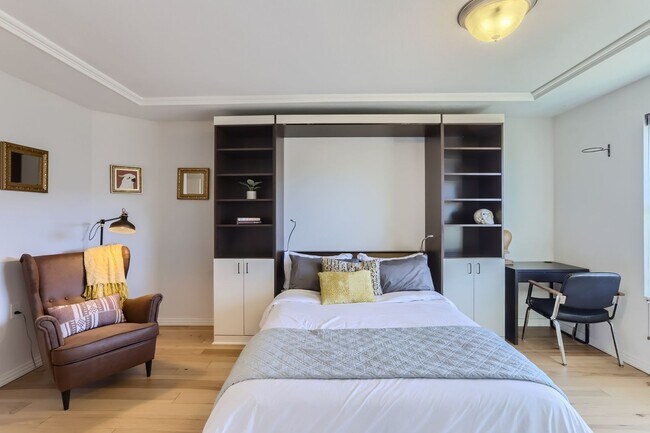 Building Photo - Spacious 2BDR Modern Townhome in Louisville