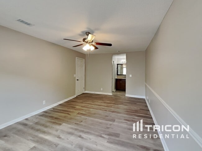 Building Photo - 5029 English Village Dr