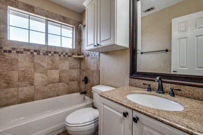Building Photo - 2704 Crestwood Ln