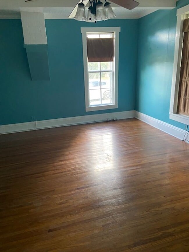 Building Photo - Beautiful 3brm, 2bath Home in Heart of Bur...