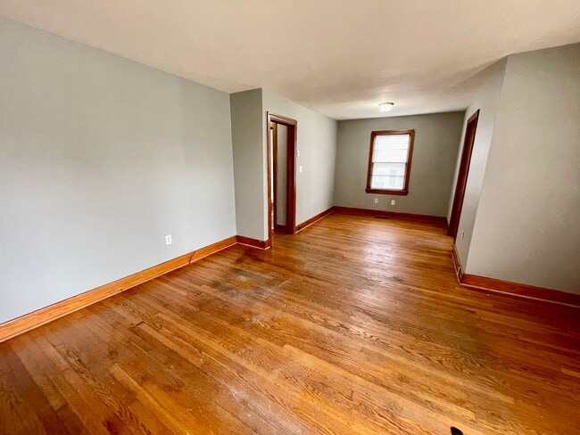 Building Photo - Duplex Downtown Athens! Walk to shopping and entertainment!