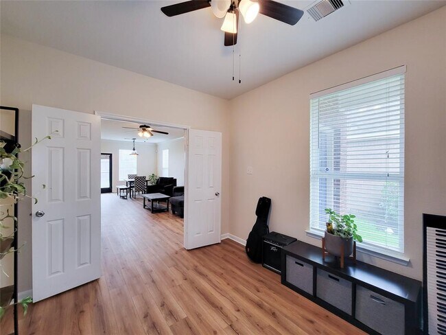 Building Photo - 1610 Pointe Leone