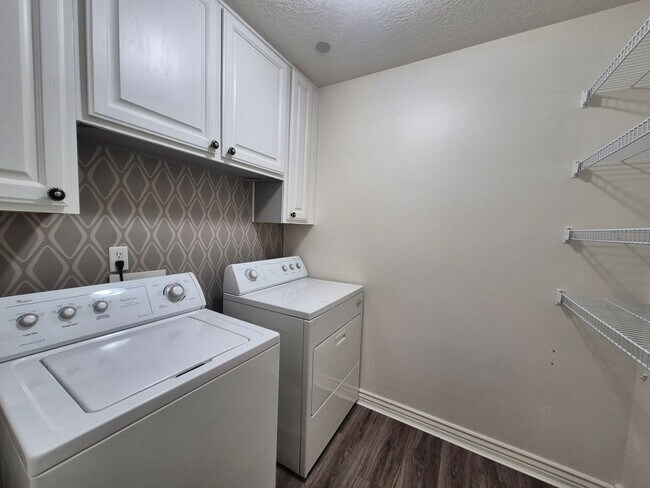 Building Photo - Stylish 2 Bed 2 Bath Condo in Prime Draper Location!!!