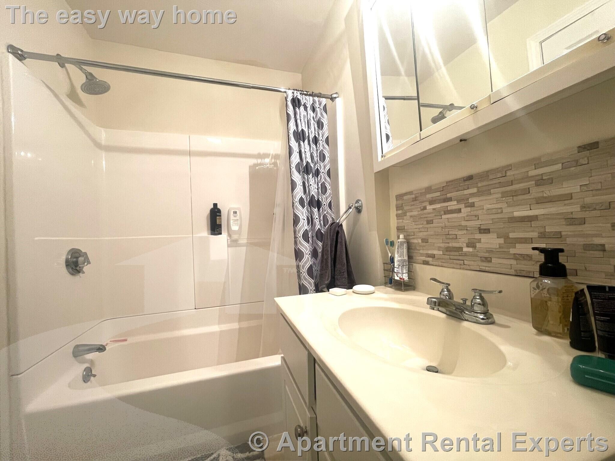 Building Photo - 1056 Cambridge St