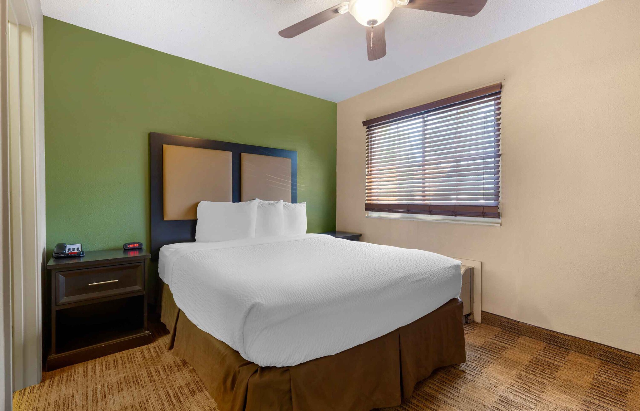 Building Photo - Furnished Studio-Phoenix - Airport - Tempe