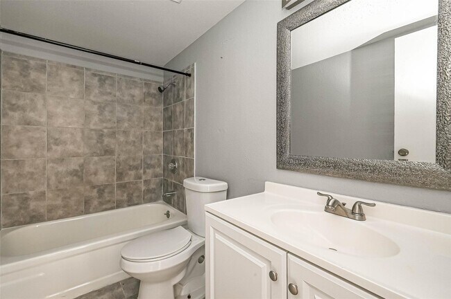 Building Photo - 13480 S Thorntree Dr