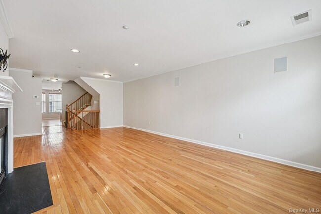 Building Photo - 10 Bridge Ln