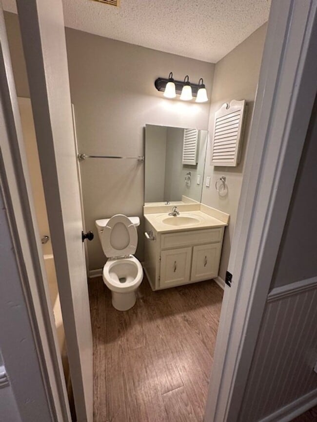 Building Photo - 3 bed 2 bath perfect location