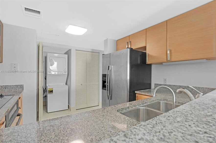 Building Photo - 2101 Brickell Ave