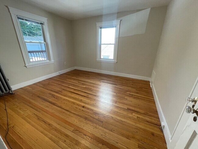 Building Photo - 547 Hyde Park Ave