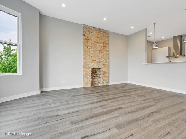 Building Photo - 3945 N Greenview Ave