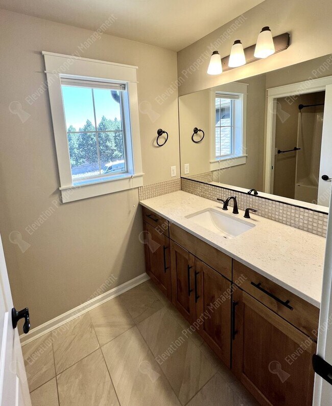 Building Photo - 4 BR - 2.5 BA Luxury Golf Course Living on...