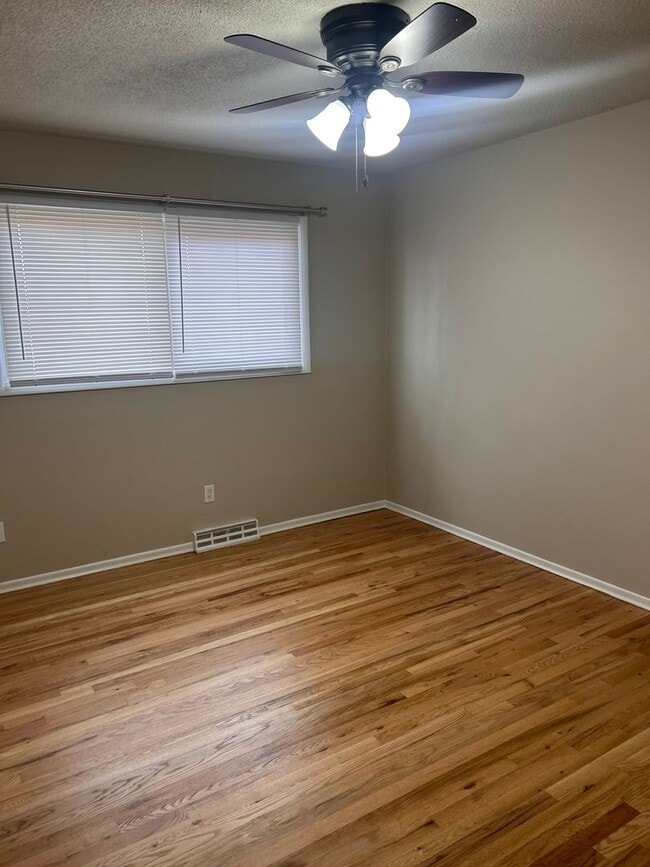 Building Photo - Big roomy 4 bedroom / 2 living room house