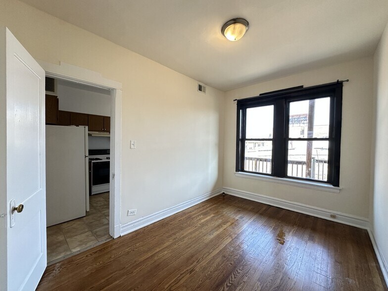 Building Photo - 2647 N Sawyer Ave
