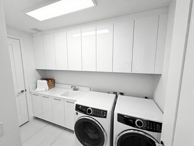 Building Photo - 151 N Seabreeze Blvd