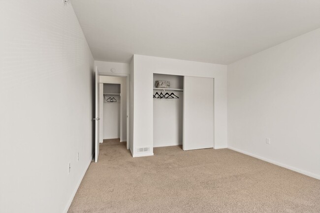 Building Photo - Two Bedroom Contemporary Style Apartment o...