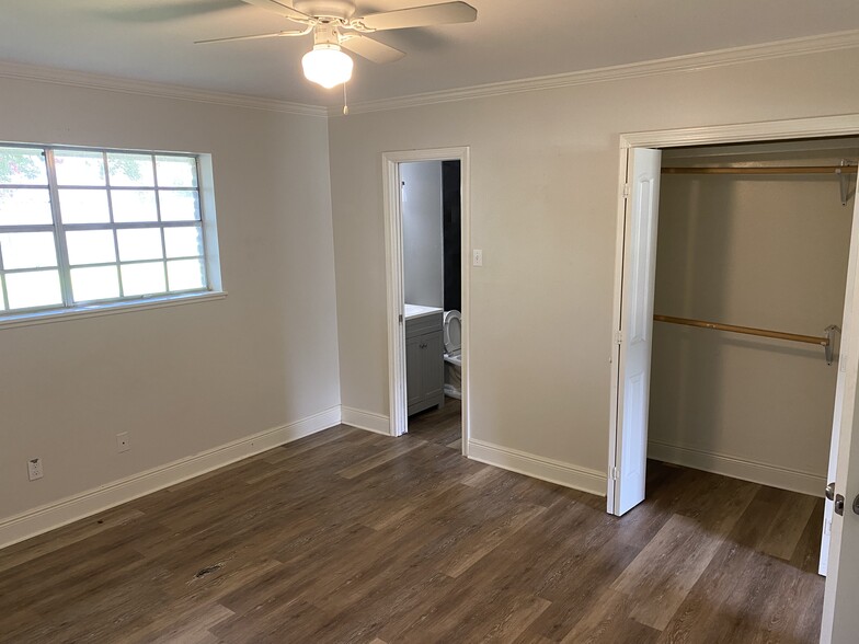 Building Photo - 400 Corona Dr