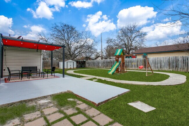 Building Photo - "Charming 3-Bedroom Haven with Cozy Fireplace in San Antonio – 1570 Sq Ft of Comfort!"