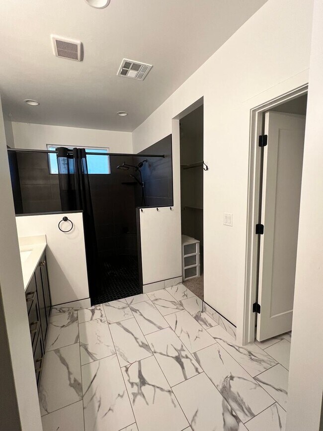 Building Photo - Stylish 3 Bedroom Home with Spacious Layout