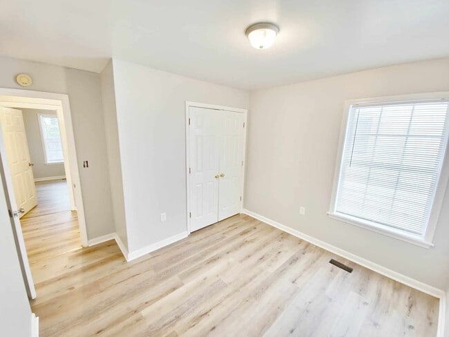 Building Photo - VERY SPACIOUS HOME! 4 Bedroom, 2 bathroom ...