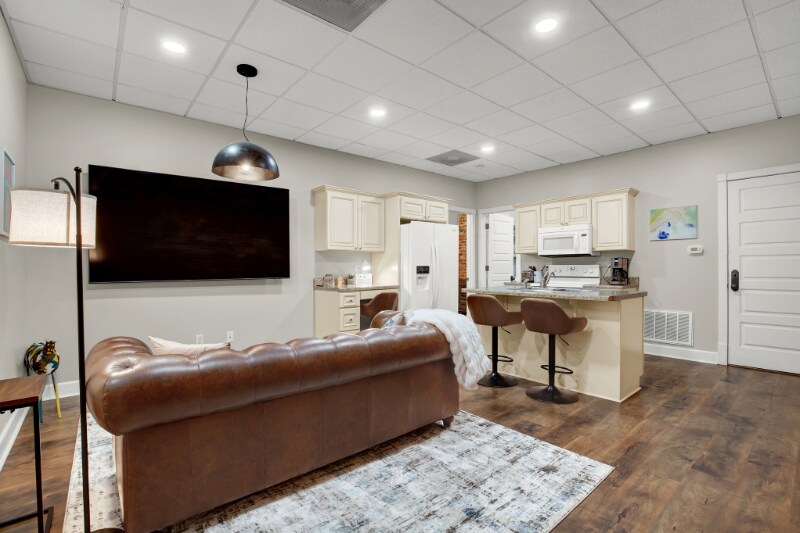 Primary Photo - 210 E Waldburg St