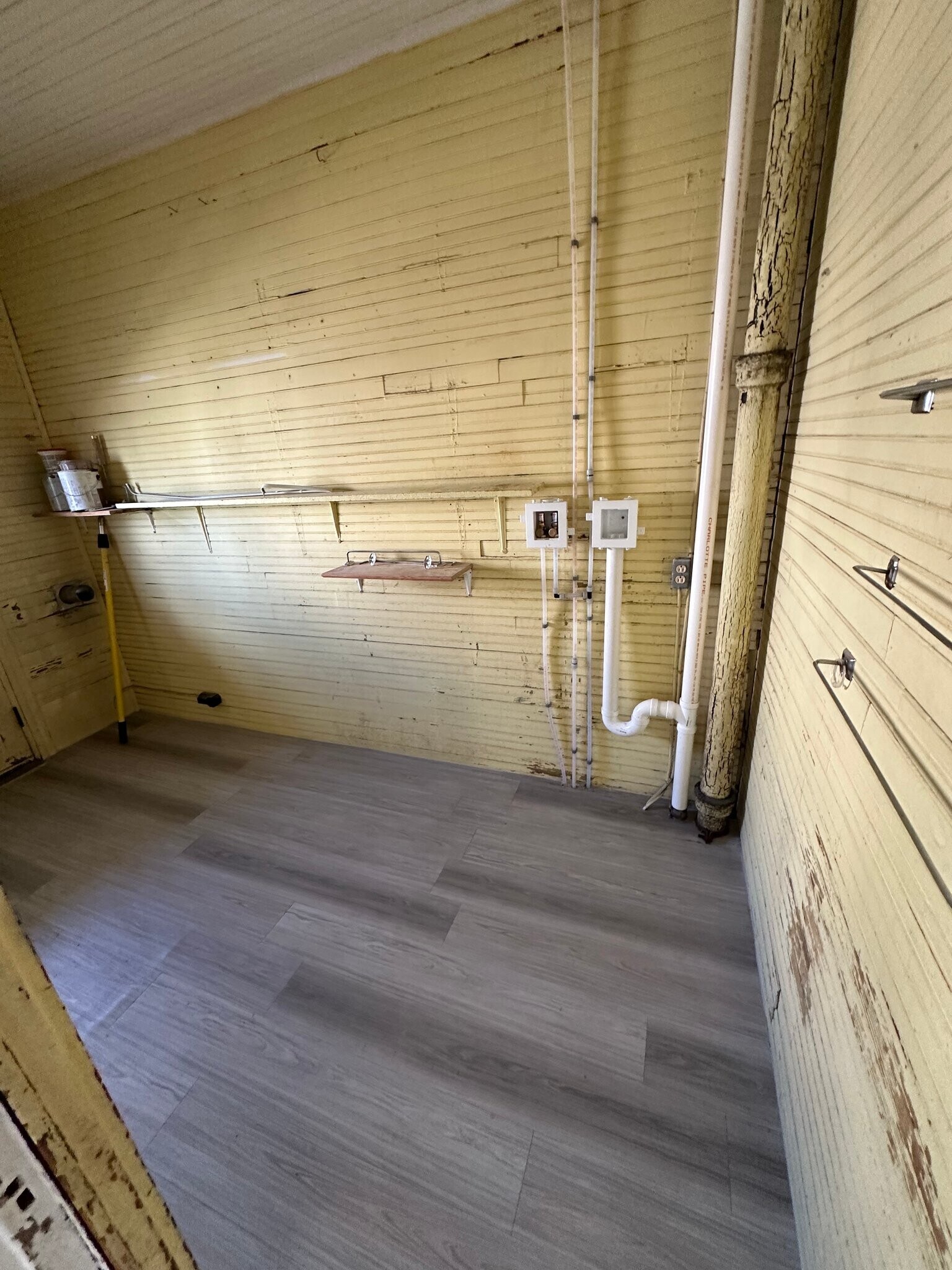 Building Photo - 213 Pine St