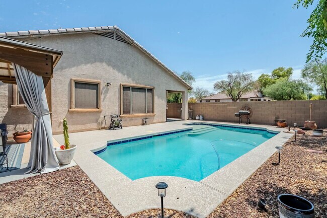 Building Photo - 2407 W Fawn Dr