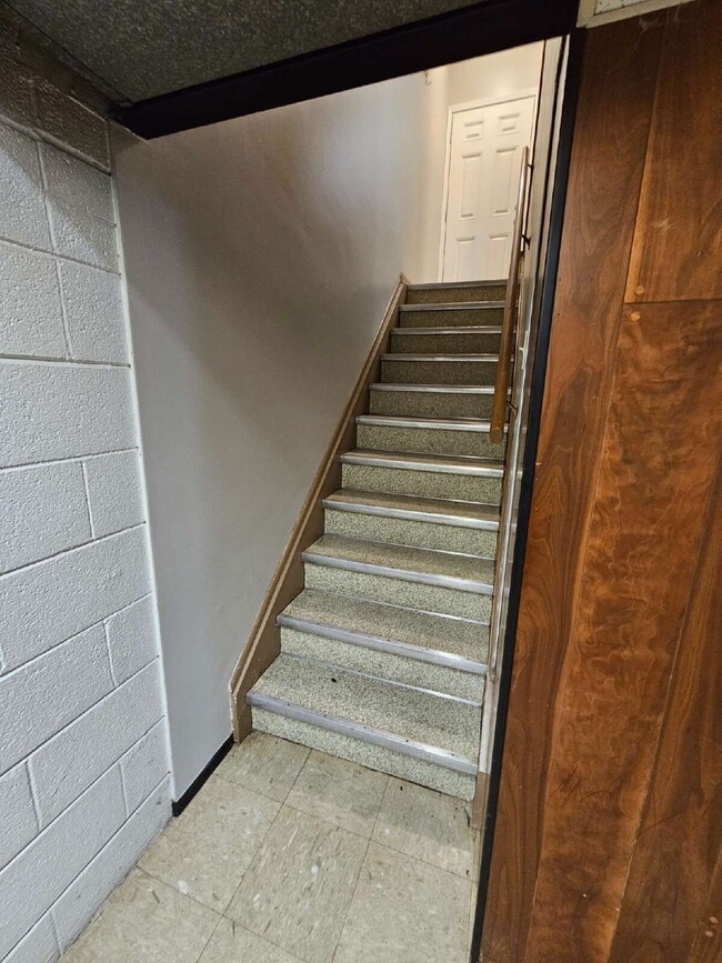 Building Photo - 2 Bedroom, 2 Bath Duplex, Huge Basement with 2-Car Garage – St. Clair Shores
