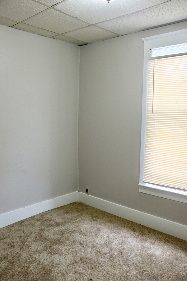 Main Level Bedroom - 232 Lincoln St