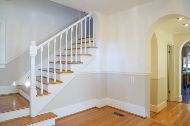 Building Photo - Dream Home in the Southwest Hills! Your Pa...