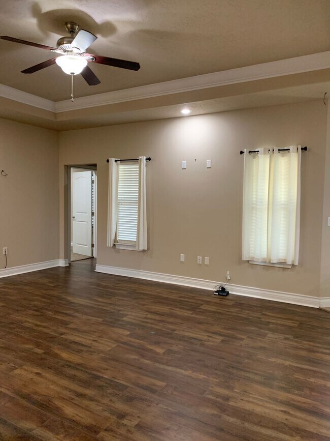 Building Photo - 116 Mariposa Dr