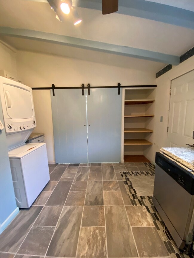 Building Photo - 707 Cirby Way