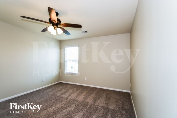 Building Photo - 32711 Oak Heights Ln