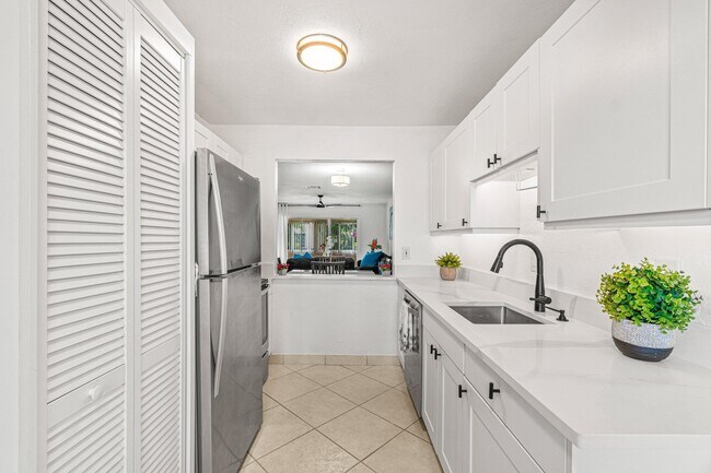 Building Photo - 13899 Via Aurora