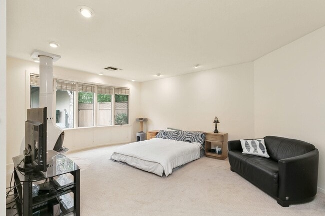 Building Photo - 6115 Manzanillo Dr