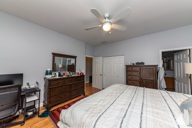 Building Photo - 2043 W Erie St