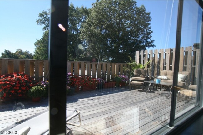 Building Photo - 988 Johnson Pl
