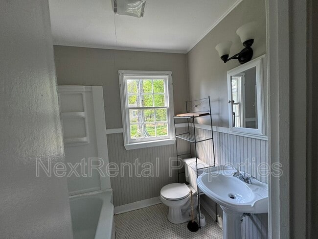 Building Photo - 535 Robinhood Rd