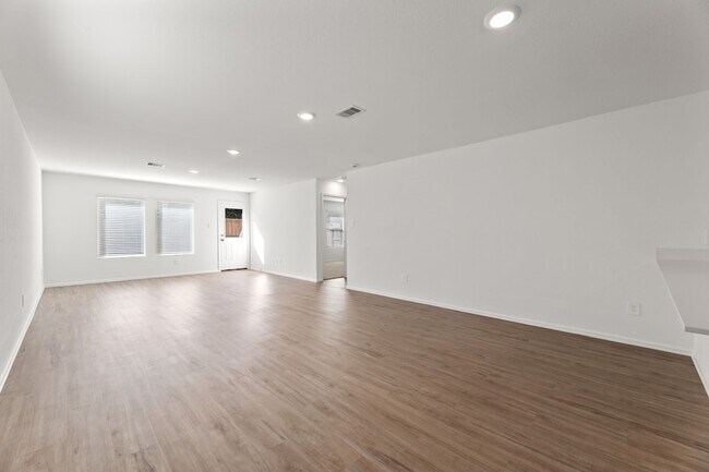 Building Photo - 17747 Pemswood Dr