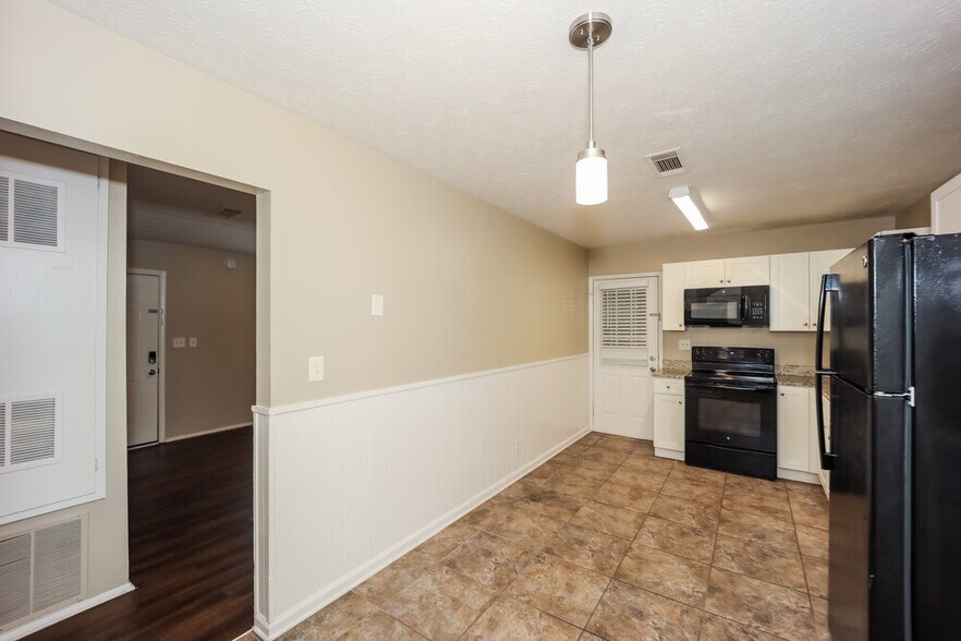 Building Photo - 6133 Fieldcrest Dr