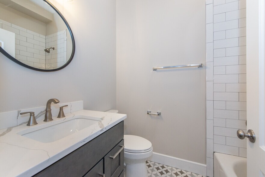 2nd Bath with tub - 14 Prospect St