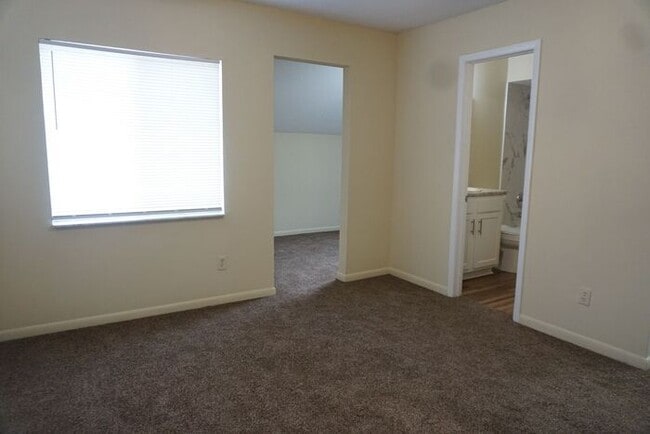 Building Photo - 2 Bedroom / 2 Bath townhouse close to NAS and interstate 95